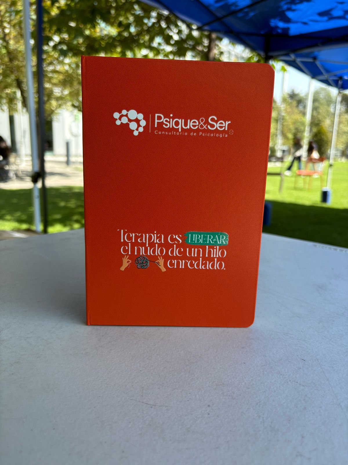 Libreta con frase para promover el bienestar mental